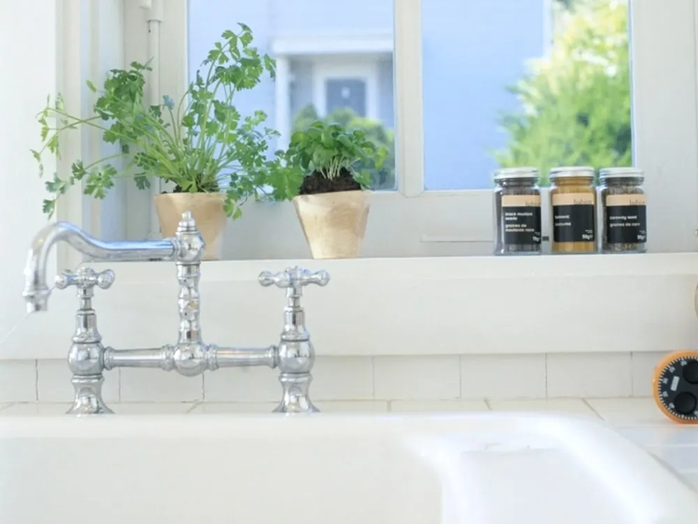 Clean steel sink and tap (stock photo)