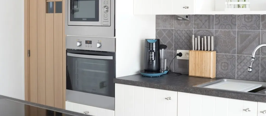 Bright home kitchen after cleaning (stock photo)